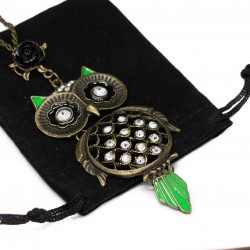 Women’s long necklace with green feathers owl pendant