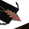 Collier pour femme avec un pendentif représentant 4 triangles inversés